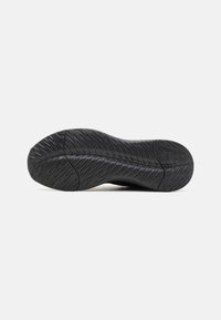 Champion BOLD BASE - Treeningjalatsid - triple new black