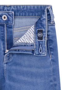 Denimjeans med dragkedja och knappstängning. Har en ljus till medelblå färg, kontrasterande sömmar och en inre varumärkesetikett.