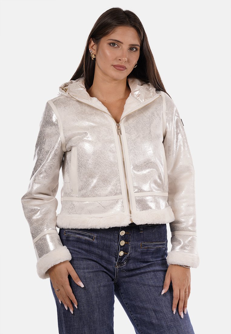 Giacca corta metallica bianca con rifiniture in pelliccia sintetica, chiusura zip frontale e cappuccio. Presenta quattro tasche e una superficie testurizzata per un tocco di dettaglio in più.