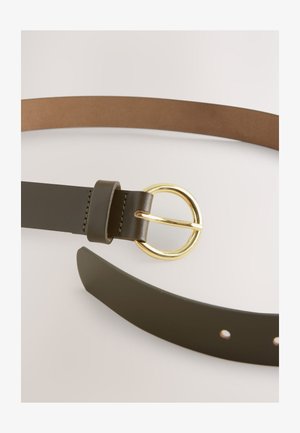 Oliiviroheline nahast vöö ümmarguse kuldse metallist pandlaga, millel on sile tekstuur ja pruun tagumine pool, kus augud puuduvad.