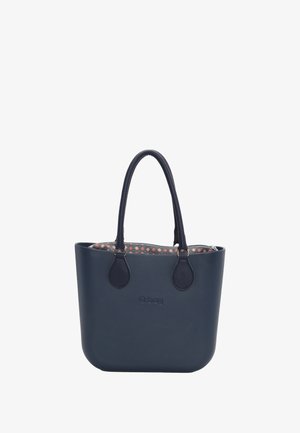 Marineblauwe totebag met gestructureerde handgrepen en een roze patroon in de binnenkant. Heeft een logo aan de voorkant en een zachte, duurzame buitenkant.