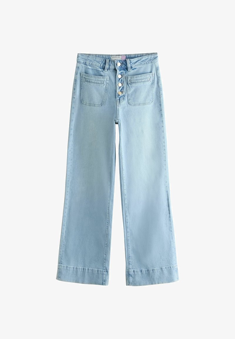Jean bleu clair taille haute à jambes larges avec poches plaquées à l'avant et quatre boutons visibles sur la braguette, sans usure apparente.