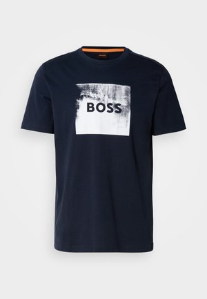 T-shirt en coton bleu marine avec un graphique carré blanc portant le mot "BOSS" en noir. Col ras du cou ; manches courtes ; texture lisse.
