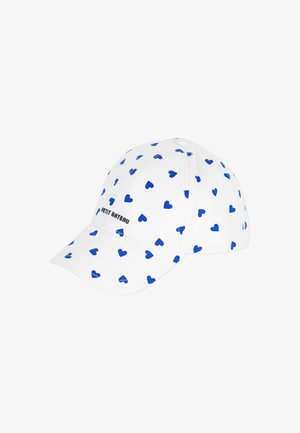Biała czapka z daszkiem z wzorem małych niebieskich serc, z naszywanym logo "Petit Bateau" z przodu i wygiętym daszkiem.