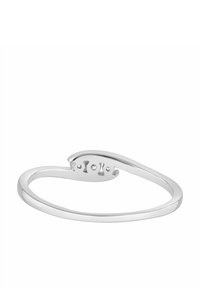 Srebrny pierścionek z gładkim, eleganckim pierścieniem, z owalnym akcentem u góry z wytłoczonymi symbolami ryb i małymi kropkami po bokach.