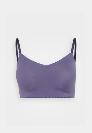 Fialová bralette s nastavitelnými ramínky, měkkou texturou a detaily vlnkového výstřihu. Obsahuje bezešvý design pro pohodlí a podporu.