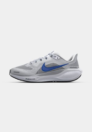 Zapatillas de malla grises con un swoosh azul, suela acolchada, acentos texturizados y un diseño ligero, adecuadas para uso atlético.
