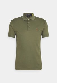 Olivgrön polotröja i bomull med knäppning i tre knappar, ribbad krage och en liten broderad logotyp på bröstet.