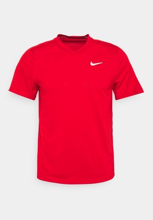 Rotes Nike Sport-T-Shirt mit kurzen Ärmeln, weißem Nike-Swoosh-Logo auf der linken Brust und V-Ausschnitt.