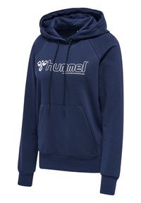 Mörkblå hoodietröja i mjukt tyg, har en framficka, justerbara snoddar och en stor vit logotyp på bröstet.