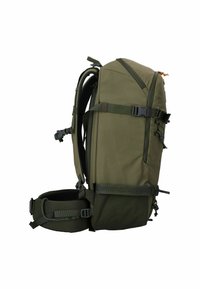 Mochila verde con un diseño estructurado, que cuenta con correas ajustables, hebillas y múltiples bolsillos. Tela duradera con acentos de patrón en cuadrícula.