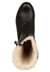 Bota de cuero negro con punta redondeada, detalle de cremallera y suave forro de piel beige visible en la abertura, que muestra una textura suave.