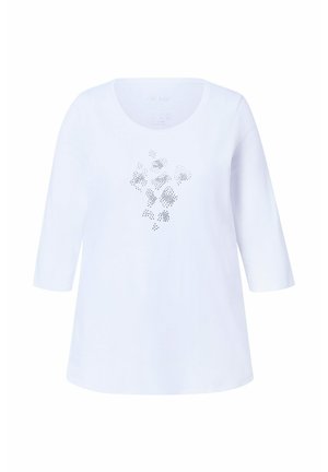 Weißes Top mit drei Viertelärmeln aus weichem Material und Rundhalsausschnitt. Verfügt über ein Muster aus kleinen, gepunkteten Formen auf der Vorderseite.