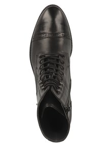 Stivale alla caviglia in pelle nera con punta affusolata, dettagli brogue decorativi, lacci piatti e zip laterale per una facile indossabilità.
