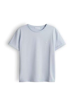 T-shirt bleu clair à manches courtes avec col ras du cou et petit cœur brodé sur le côté gauche de la poitrine, sur fond blanc.