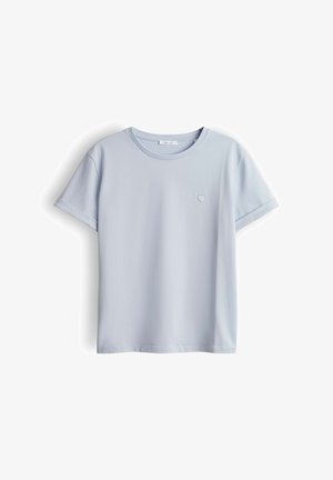 T-shirt bleu clair à manches courtes avec col ras du cou et petit cœur brodé sur le côté gauche de la poitrine, sur fond blanc.