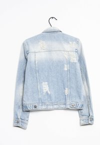 Chaqueta de mezclilla de color azul claro con acentos desgastados, cuello clásico, mangas largas y cierre frontal de botones. Presenta una textura desvaída.
