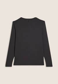 Maglietta nera a maniche lunghe con scollatura tonda e texture liscia. Presenta un piccolo logo sul retro del collo e un orlo dritto.