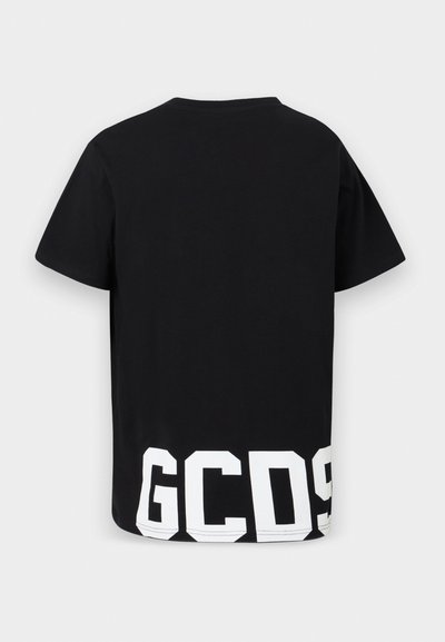 T-shirt preta de manga curta feita de algodão, com grande texto branco "GCD9" na barra. Design clássico de gola redonda, corte reto.