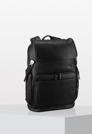 Zaino in pelle nera con texture liscia, scomparti con zip, spallacci regolabili e design minimalista. Presenta un dettaglio del logo sul davanti.