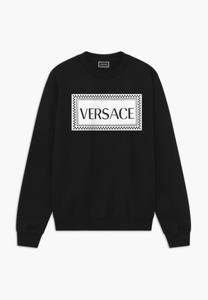 Sort sweatshirt i bomuld med lange ærmer, med en stor hvid "VERSACE"-logo inden for en rektangulær ternet kant.