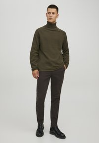 Jack & Jones JJEHILL ROLL NECK - Maglione - olive night