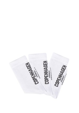 Weiße Baumwollsocken mit geripptem Muster und schwarzem Text "Copenhagen". Drei Paare zusammen angeordnet. Einfaches Design für die Freizeit.