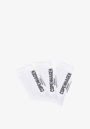 Weiße Baumwollsocken mit geripptem Muster und schwarzem Text "Copenhagen". Drei Paare zusammen angeordnet. Einfaches Design für die Freizeit.