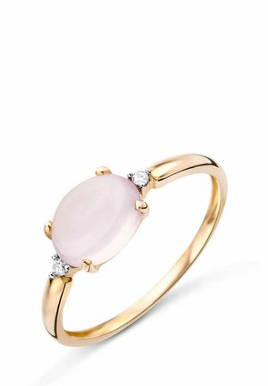 Goldring mit einem ovalen rosa Stein in der Mitte, flankiert von zwei kleinen klaren Edelsteinen, die glatte Oberflächen und ein poliertes Finish aufweisen.