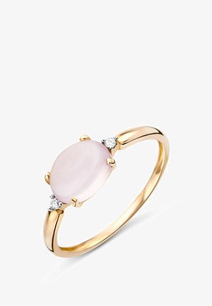 Zlati prstan z ovalnim rožnatim kamnom na sredini, obdan z dvema malima prozornima draguljema, ki prikazuje gladke površine in poliran zaključek.