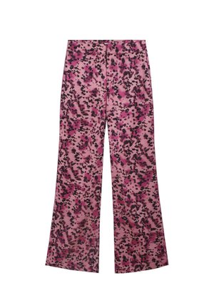 Różowe spodnie o szerokich nogawkach z czarnymi i ciemnoróżowymi abstrakcyjnymi plamami, z dopasowanym pasem i detalami przeszyć z przodu.