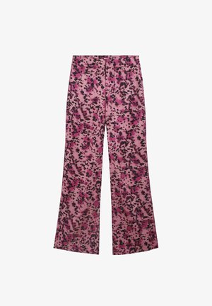 Růžové kalhoty širokého střihu s černými a tmavě růžovými abstraktními skvrnami, s přiléhavým pasem a detaily předního švu.