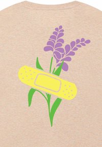 Flores moradas con una venda amarilla superpuesta sobre hojas verdes, con un fondo beige claro. Diseño brillante y juguetón.