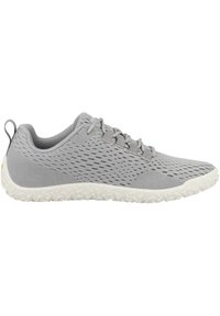 Grauer Sportschuh mit einem strukturierten Mesh-Obermaterial, Schnürdesign und einer weißen Gummisohle mit einem einzigartigen Muster.
