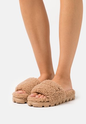 COZETTA CURLY - Slippers - chestnut
