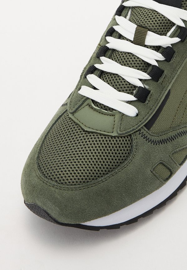 TRAVIS BOLD - Trainers3