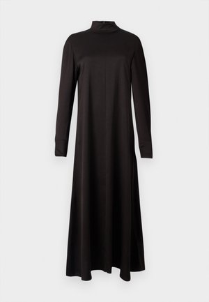 Abito lungo nero a maniche lunghe con colletto alto, realizzato in tessuto morbido, con una silhouette fluida che si estende fino alle caviglie.
