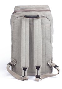 Zaino in tela grigio con spallacci imbottiti regolabili, manico superiore e chiusura con zip. Presenta un design piatto e strutturato con cuciture rinforzate.
