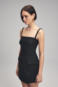 Schwarzes, eng anliegendes Kleid mit dünnen Trägern, quadratischem Ausschnitt und zwei rechteckigen Taschen auf der Vorderseite. Glattes Material und knie-langer Saum.