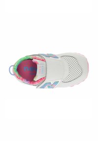 Scarpa sportiva bianca con cinturino in velcro, tomaia forata, fodera con motivo tie-dye colorato e suola in gomma rosa. Presenta dettagli riflettenti.