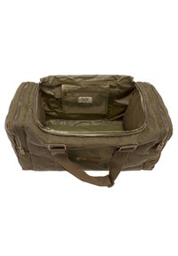 Olivengrønt duffel bag lavet af holdbart materiale, med to lynlåse, korte håndtag og en indvendig lomme med lynlås.