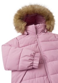 Giacca bomber rosa con cappuccio bordato in pelliccia sintetica, chiusura con zip e design trapuntato. Tessuto morbido e polsini arricciati per isolamento.