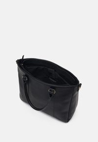 Sort læderstor taske med to håndtag og guldfarvet hardware. Indersiden er foret med sort stof og har en lynlås, inklusive en lille lomme.