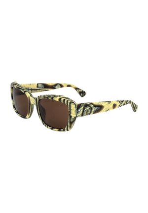 Occhiali da sole quadrati con lenti marroni e montatura e aste beige e nere con fantasia animalier, inclinati verso destra su sfondo bianco.