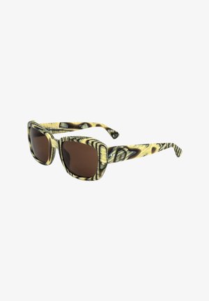 Occhiali da sole quadrati con lenti marroni e montatura e aste beige e nere con fantasia animalier, inclinati verso destra su sfondo bianco.