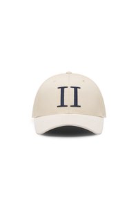 Beige baseball caps med buet skygge, prydet med broderte marineblå nummer "II" foran. Glatt stofftekstur, klassisk design.