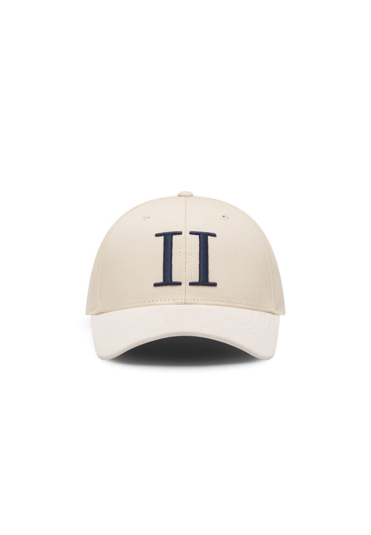 Beige baseball caps med buet skygge, prydet med broderte marineblå nummer "II" foran. Glatt stofftekstur, klassisk design.