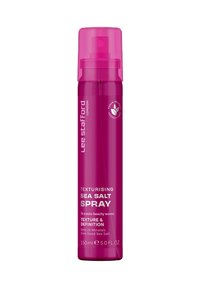 Roze spuitfles met het label "Texturising Sea Salt Spray" voor strandachtige golven, met symbolen voor vegan en diervriendelijk. Inhoud van 150 ml.