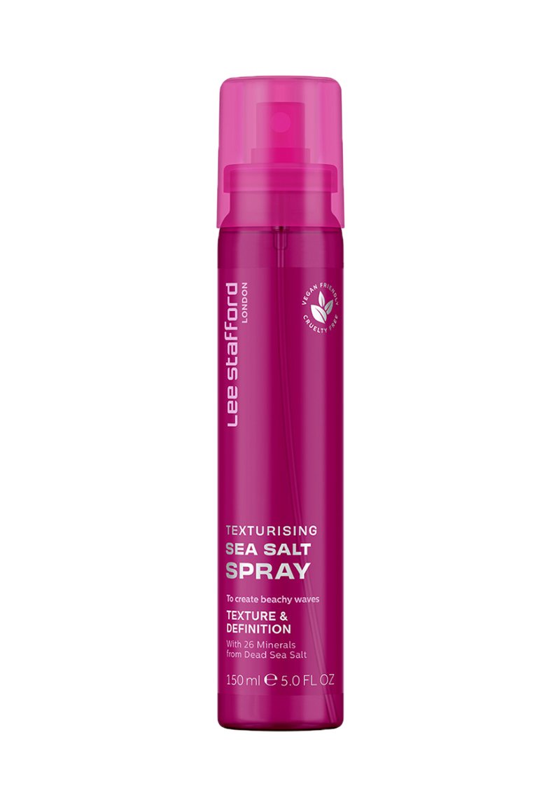 Roze spuitfles met het label "Texturising Sea Salt Spray" voor strandachtige golven, met symbolen voor vegan en diervriendelijk. Inhoud van 150 ml.