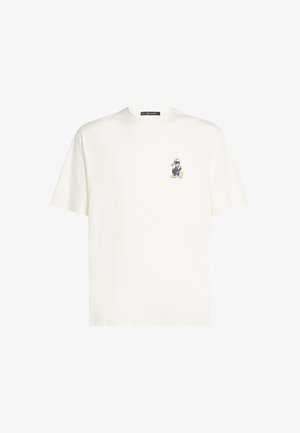 Baltos medvilninės marškinėliai, kuriuose kairėje krūtinės pusėje yra mažas spalvotas piešinys su personažu. Apskritas kaklo iškirpimas ir trumpomis rankovėmis.